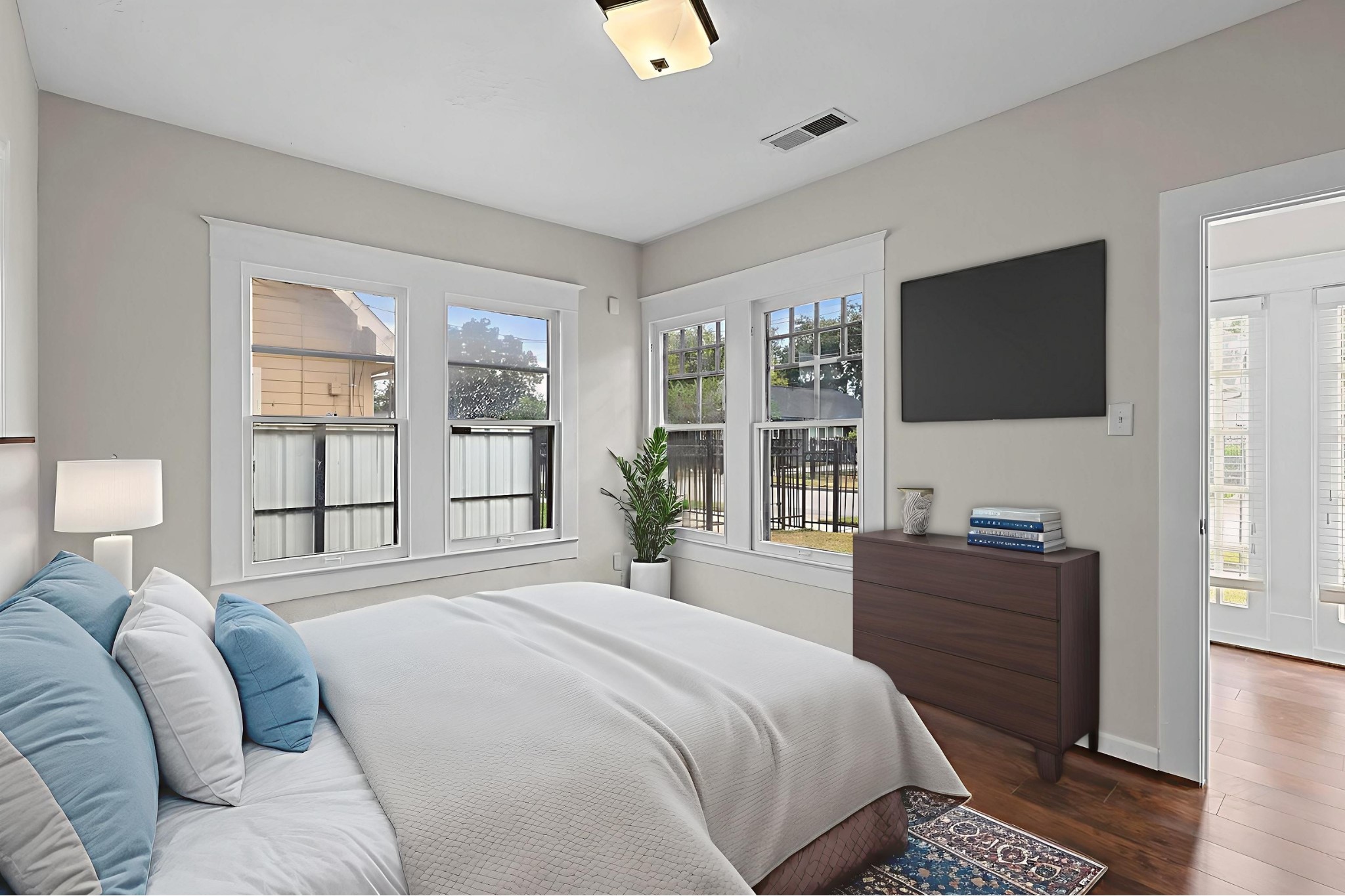 5401 North Capitol Street Houston, TX 77011 - Photo 22 of 34 a bedroom with a bed and flat screen tv