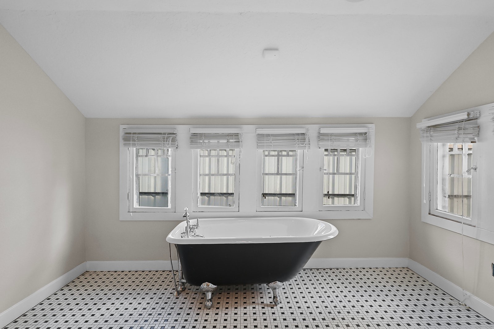 5401 North Capitol Street Houston, TX 77011 - Photo 25 of 34 a spacious bathroom with a bathtub and window