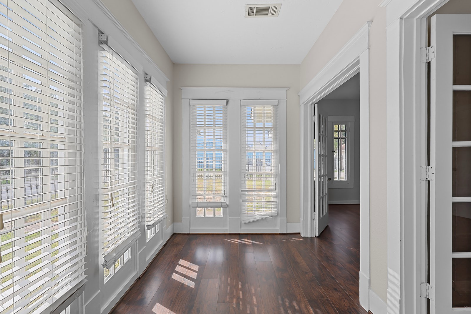 5401 North Capitol Street Houston, TX 77011 - Photo 10 of 34 a view of an empty room with glass door and balcony