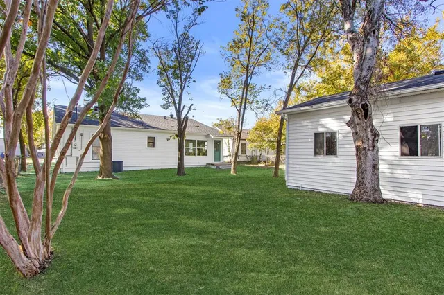 a view of a house with a yard