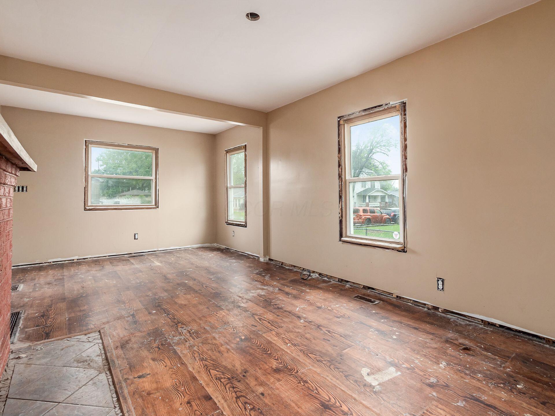 2231 Sale Road Columbus, OH 43224 - Photo 7 of 31 Living Room