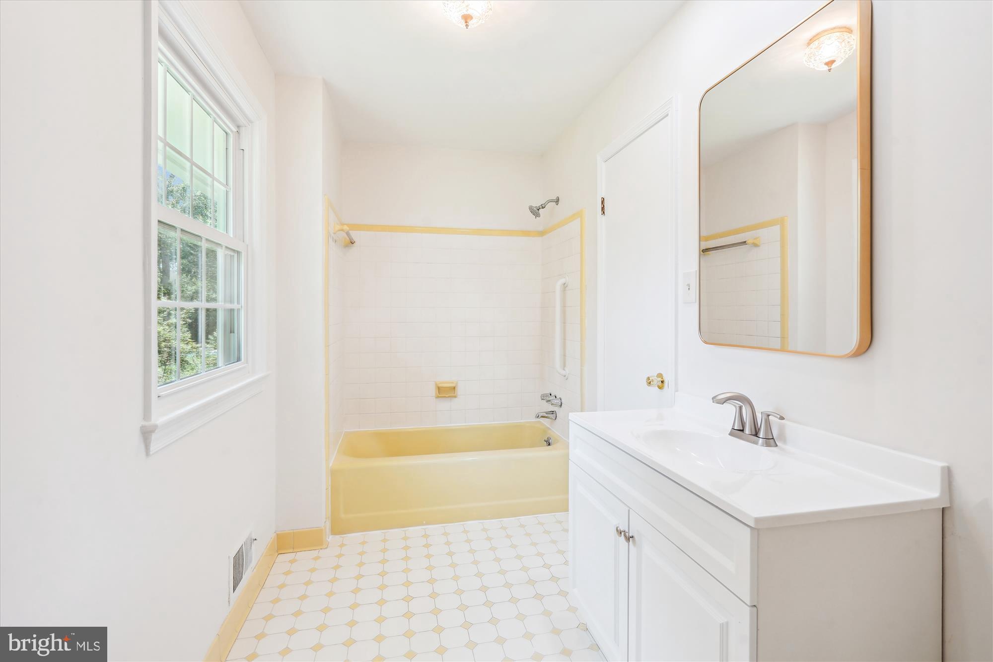 12109 Stirrup Road Reston, VA 20191 - Photo 27 of 52 a bathroom with a sink a mirror and a bathtub