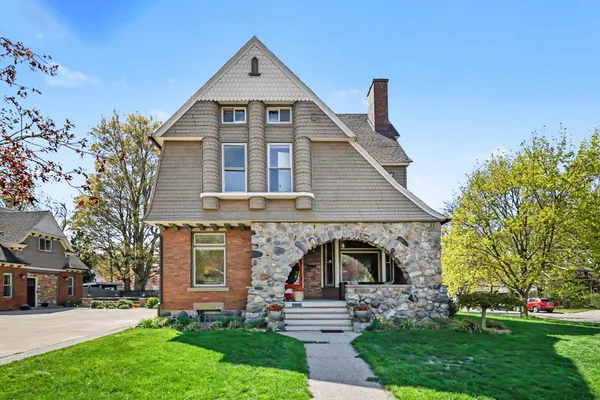 $575,000 | 303 South Courtland Street, Hart, MI 49420