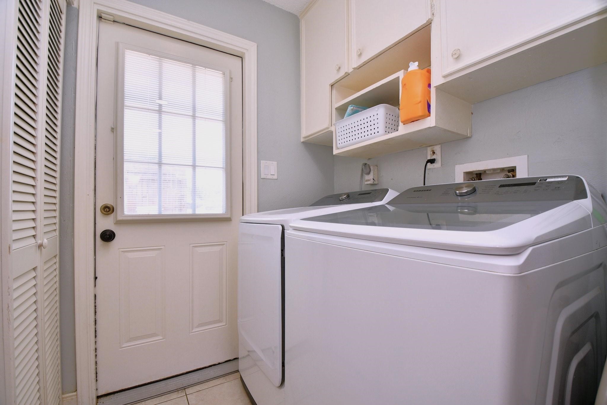 9458 Neuens Road, Unit 9458 Houston, TX 77080 - Photo 5 of 18 a bathroom with a sink and a mirror