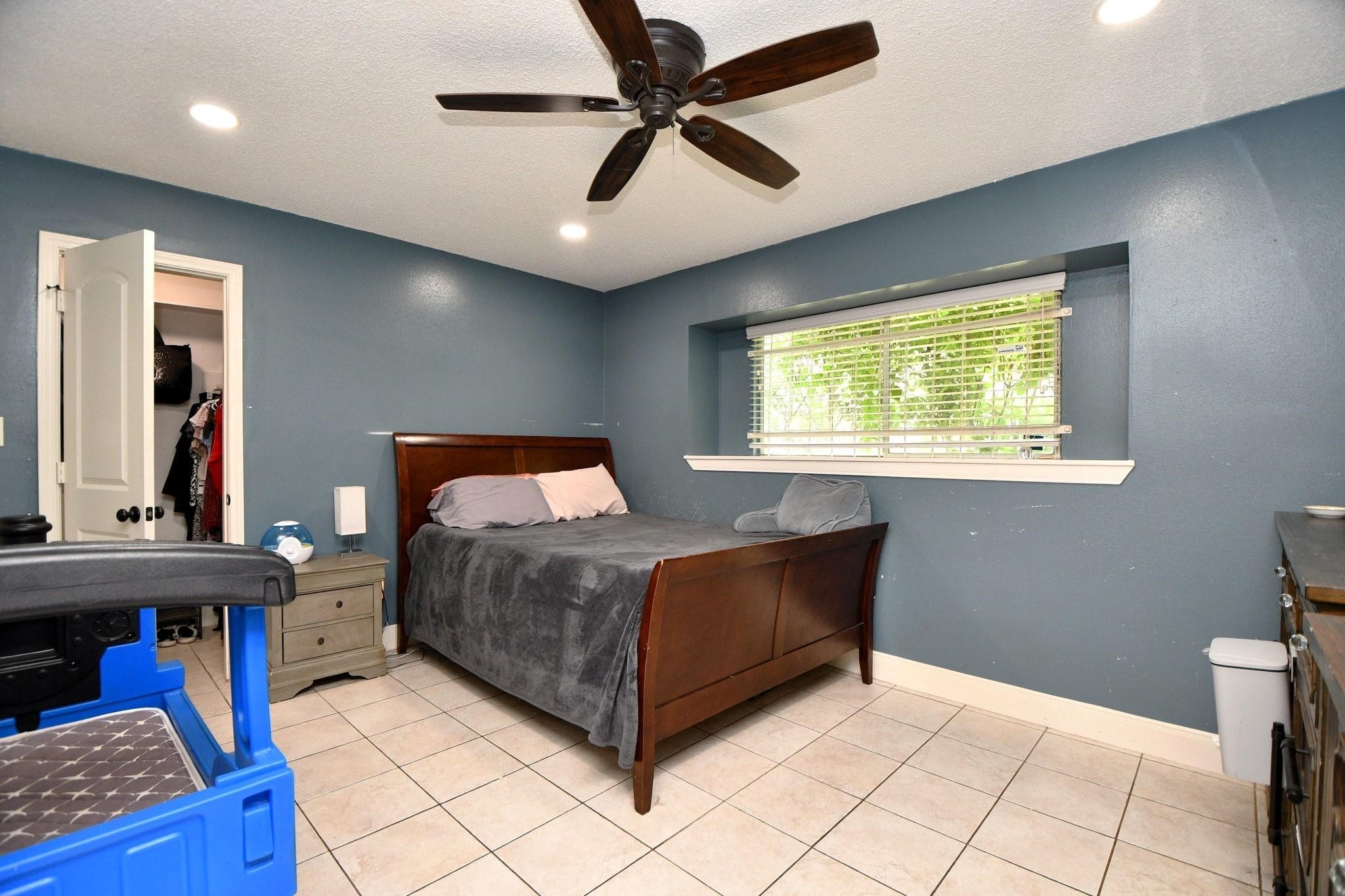 9458 Neuens Road, Unit 9458 Houston, TX 77080 - Photo 6 of 18 a bed room with a bed and a chandelier