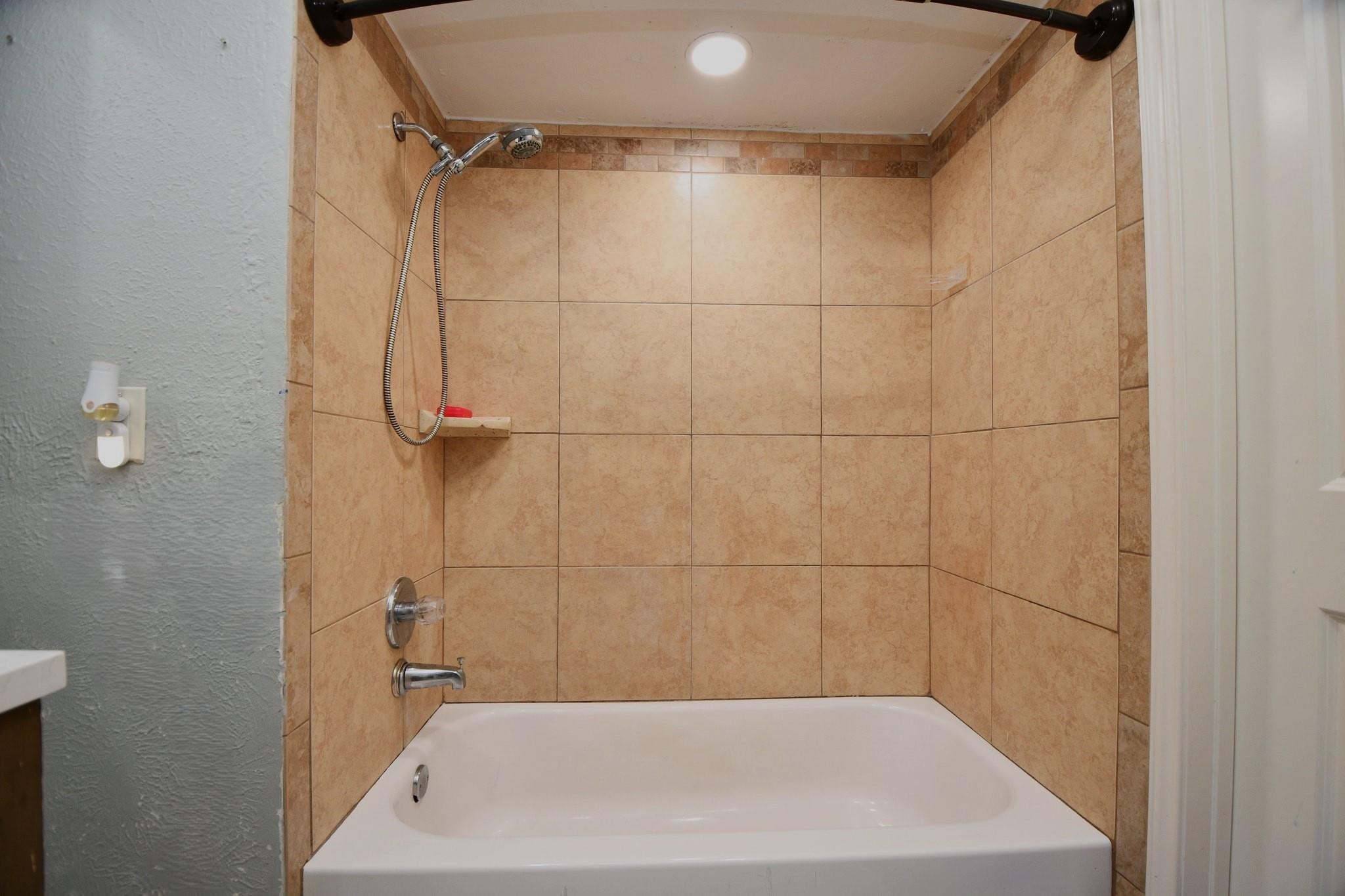 9458 Neuens Road, Unit 9458 Houston, TX 77080 - Photo 9 of 18 a bathroom with a bathtub