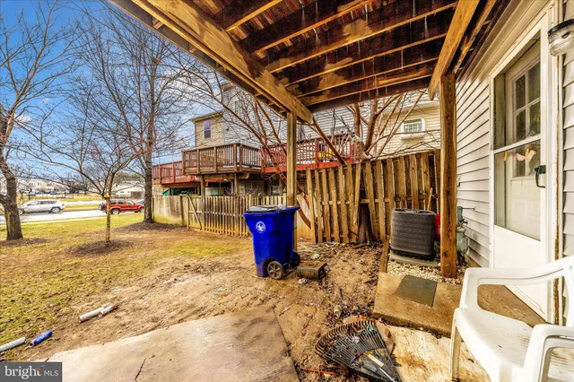 a view of a yard with brick house