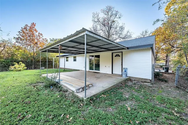 a view of a house with backyard and garden