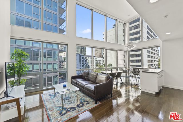 $1,095,000 | 901 Flower Street, Unit 700, Los Angeles, CA 90015