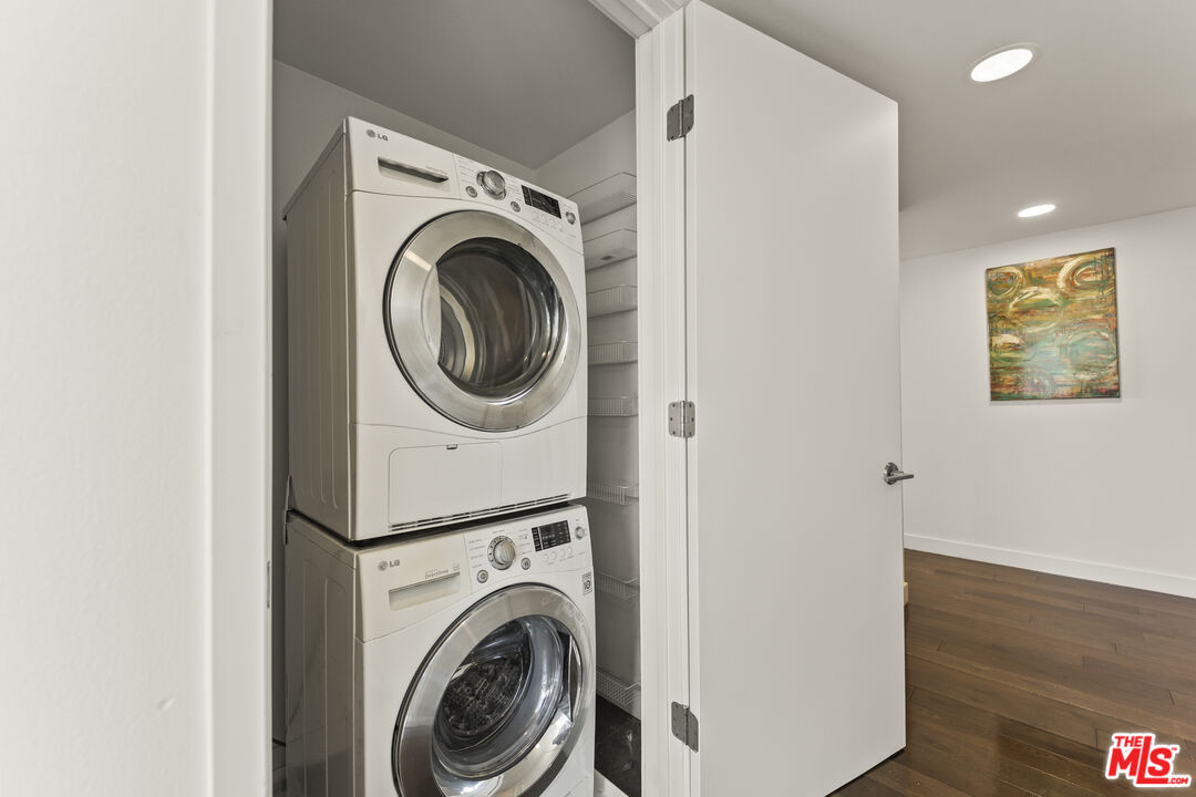 901 Flower Street, Unit 700 Los Angeles, CA 90015 - Photo 12 of 55 a utility room with dryer and washer