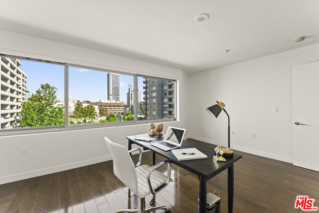 901 Flower Street, Unit 700 Los Angeles, CA 90015 - Photo 19 of 55 a living room with furniture and a potted plant