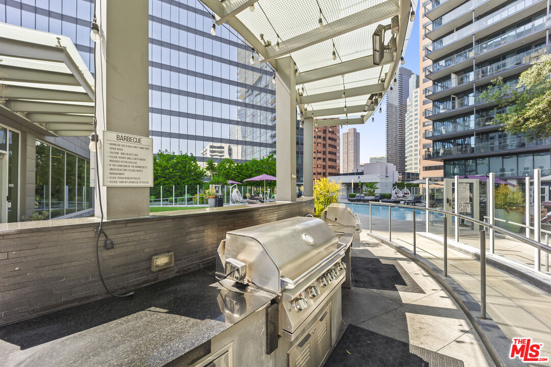 901 Flower Street, Unit 700 Los Angeles, CA 90015 - Photo 26 of 55 a view of outdoor space yard and patio