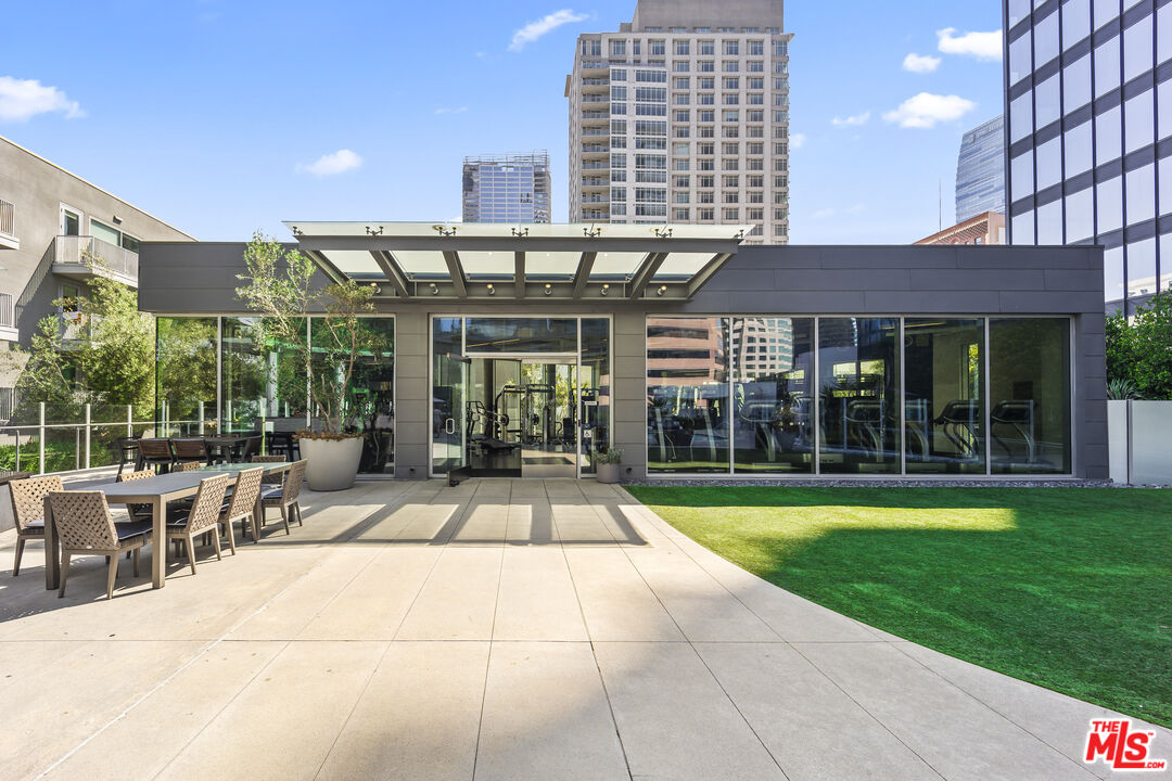 901 Flower Street, Unit 700 Los Angeles, CA 90015 - Photo 29 of 55 a view of a patio with a dining table and chairs