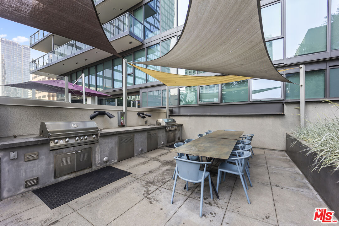 901 Flower Street, Unit 700 Los Angeles, CA 90015 - Photo 33 of 55 a patio with a table and chairs