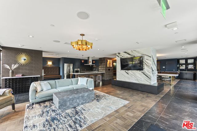 $1,095,000 | 901 Flower Street, Unit 700, Los Angeles, CA 90015