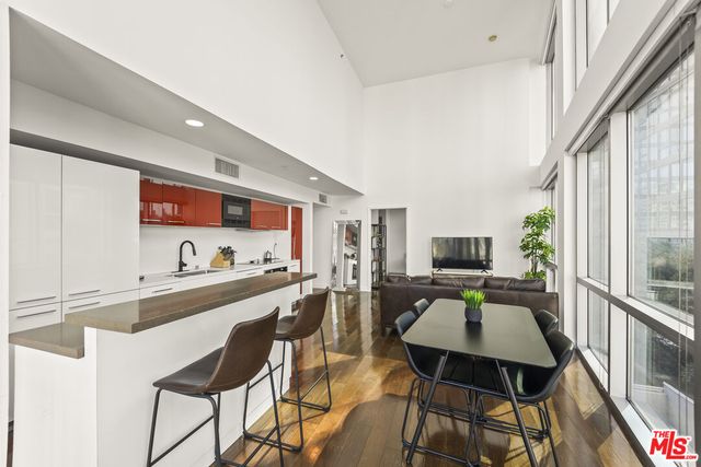 $1,095,000 | 901 Flower Street, Unit 700, Los Angeles, CA 90015