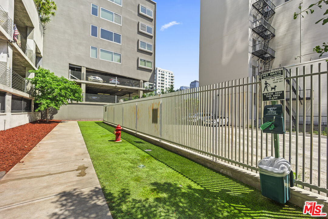901 Flower Street, Unit 700 Los Angeles, CA 90015 - Photo 46 of 55 a view of a backyard with a small pool