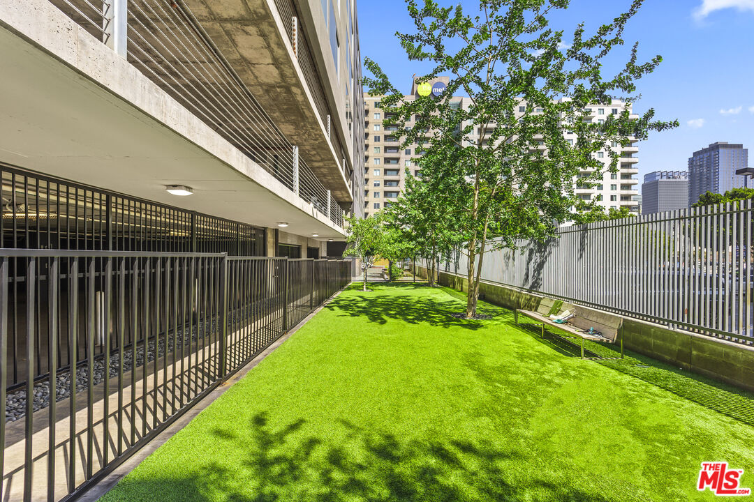 901 Flower Street, Unit 700 Los Angeles, CA 90015 - Photo 48 of 55 a view of a backyard with a garden