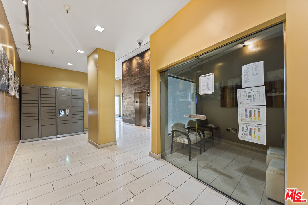 901 Flower Street, Unit 700 Los Angeles, CA 90015 - Photo 49 of 55 a view of a hallway with furniture