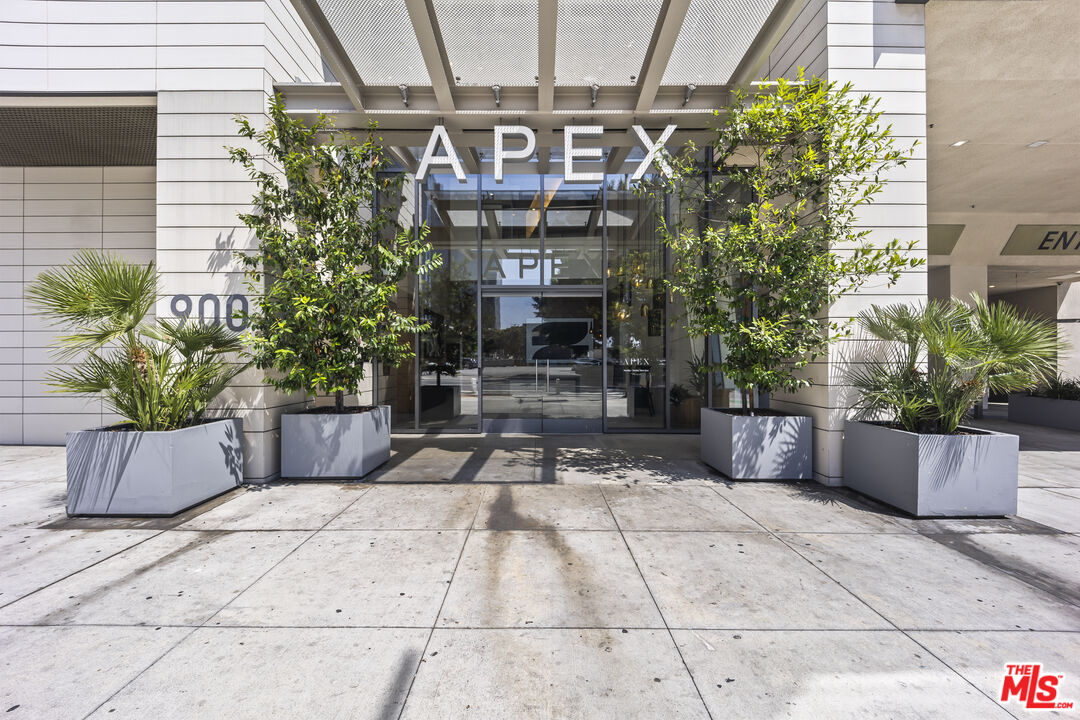 901 Flower Street, Unit 700 Los Angeles, CA 90015 - Photo 51 of 55 a view of a entryway door