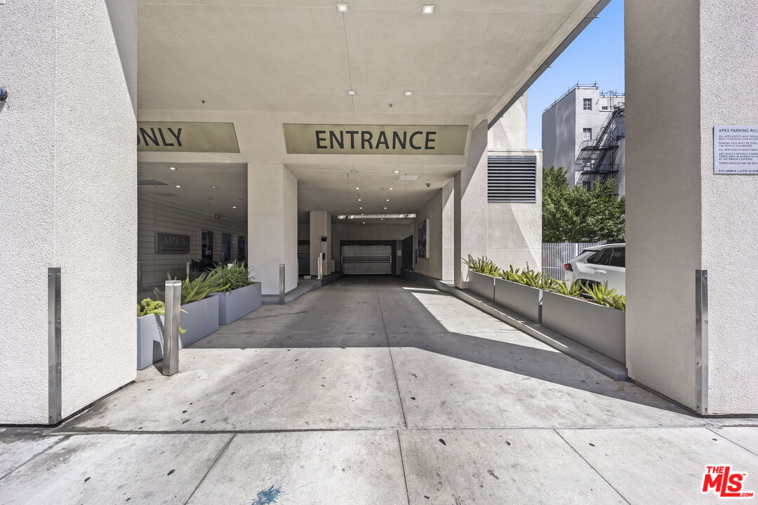 901 Flower Street, Unit 700 Los Angeles, CA 90015 - Photo 52 of 55 a view of a building entrance
