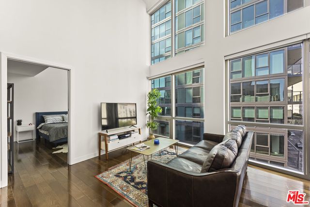 $1,095,000 | 901 Flower Street, Unit 700, Los Angeles, CA 90015