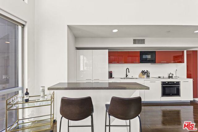 $1,095,000 | 901 Flower Street, Unit 700, Los Angeles, CA 90015