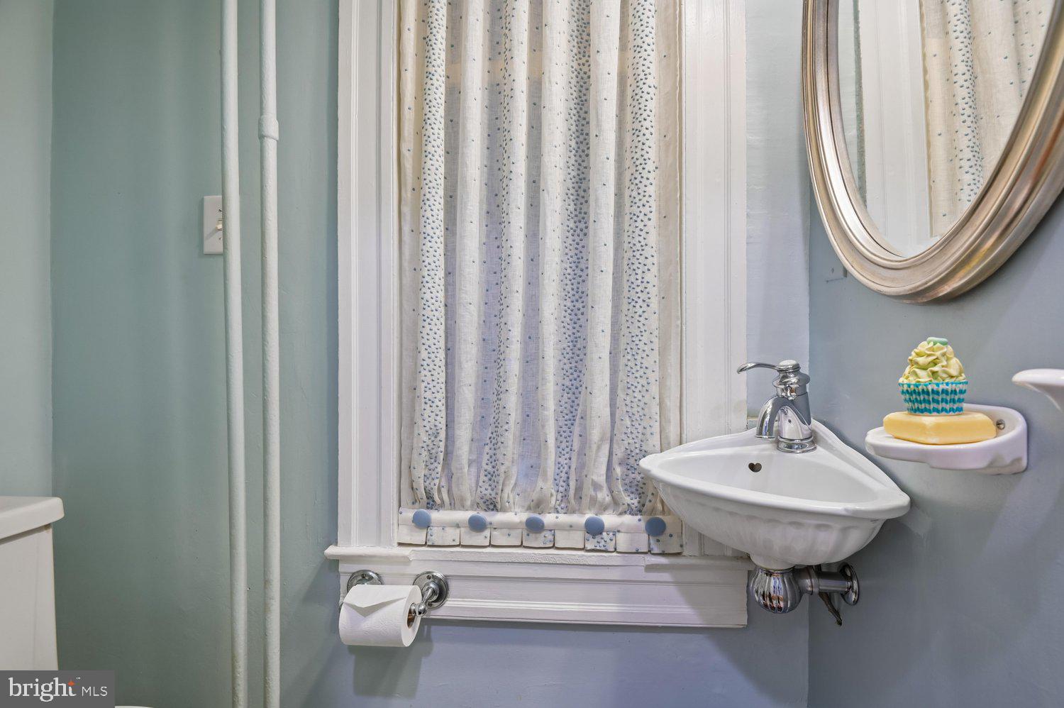 335 Warren Avenue Baltimore, MD 21230 - Photo 17 of 54 Powder Room