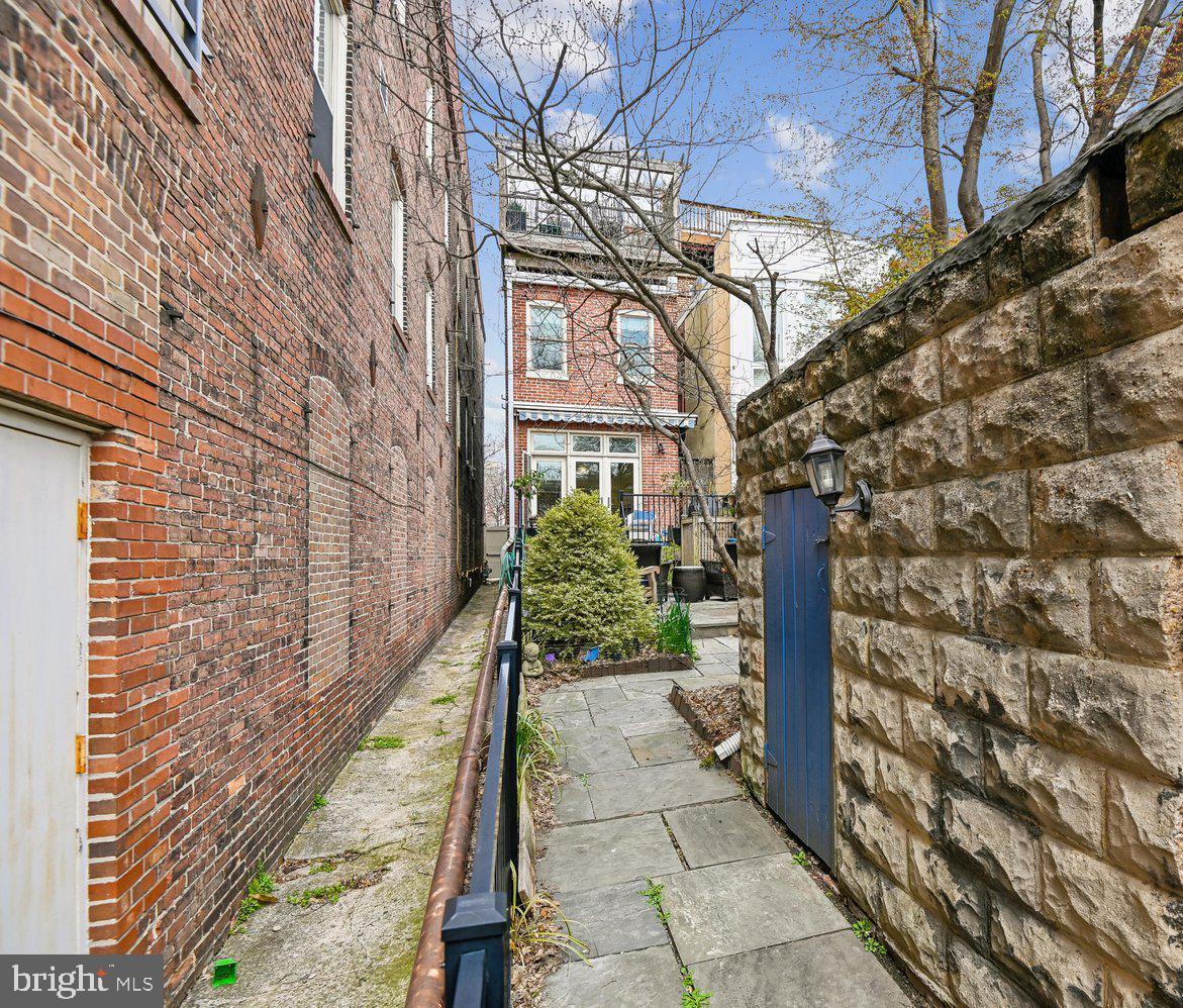 335 Warren Avenue Baltimore, MD 21230 - Photo 47 of 54 Pathway from E Hamburg St & Garage