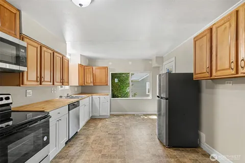 $459,999 | 140 South Cambrian Avenue, Bremerton, WA 98312