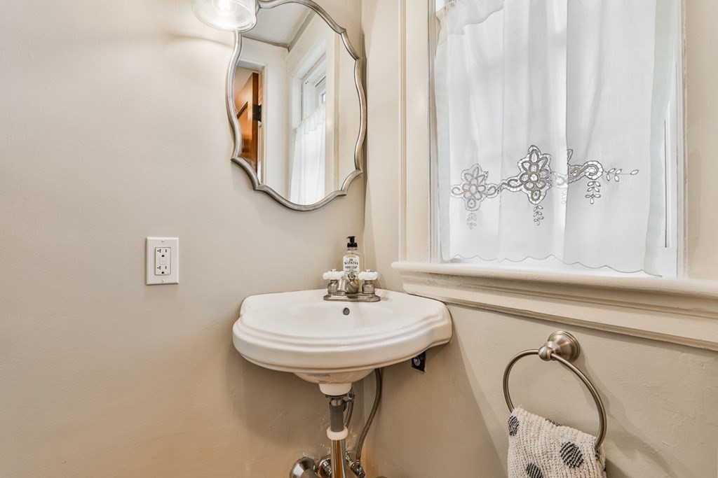 1272 Brook Road Milton, MA 02186 - Photo 22 of 38 Gallery Image 22