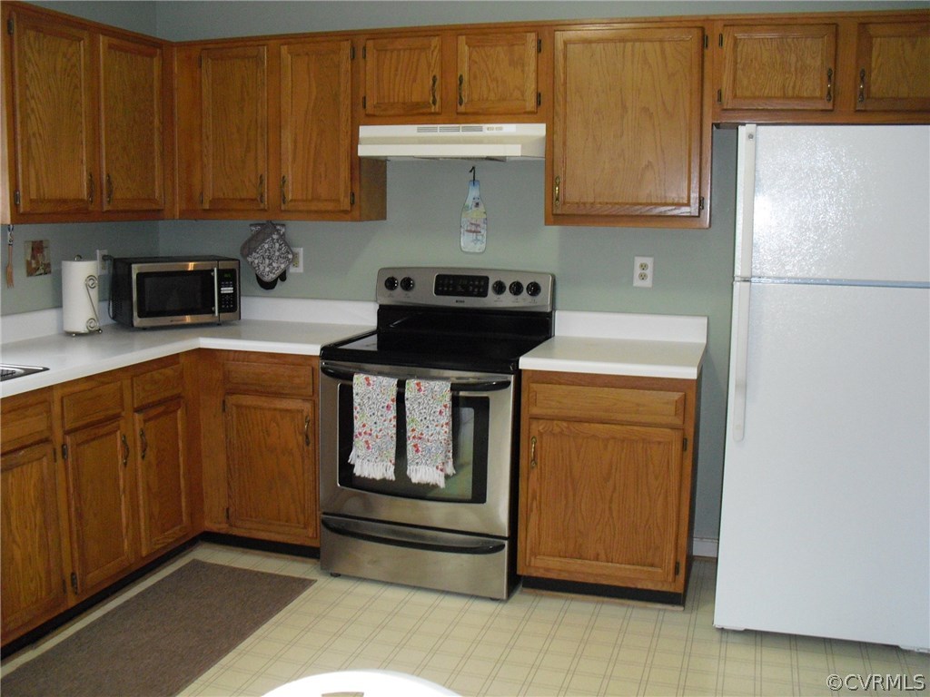 5501 Chatmoss Road Midlothian, VA 23112 - Photo 4 of 29 a kitchen with appliances cabinets and a counter top space