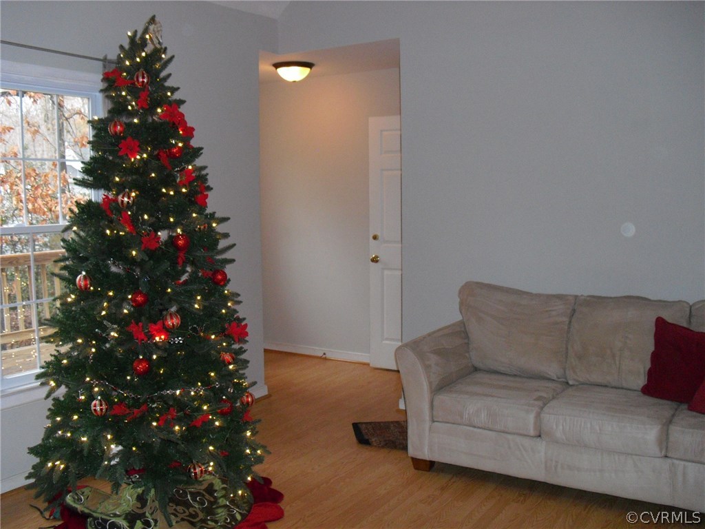 5501 Chatmoss Road Midlothian, VA 23112 - Photo 8 of 29 a living room with a christmas tree