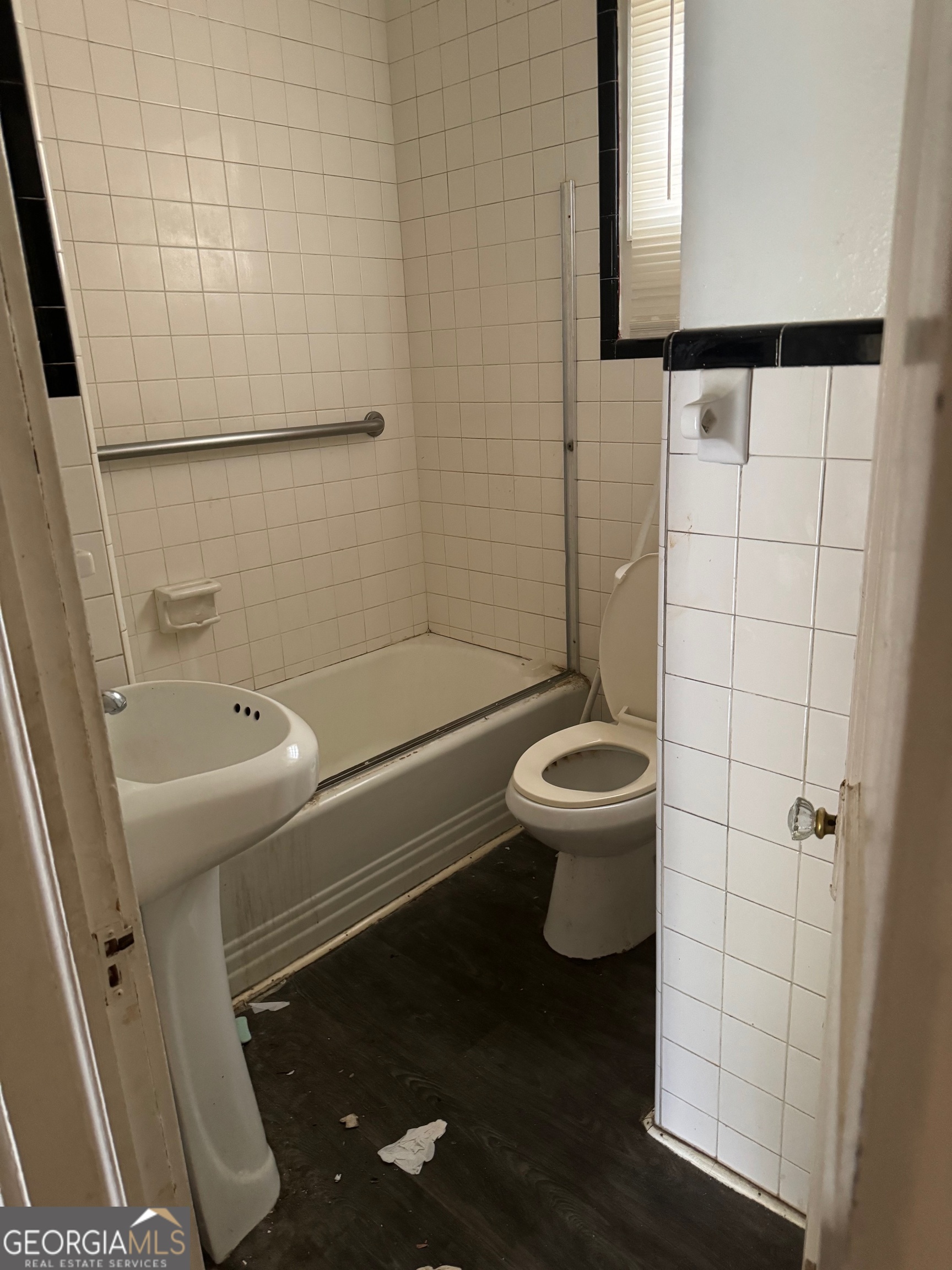 904 Euclid Street Dublin, GA 31021 - Photo 5 of 7 a bathroom with a toilet and a shower