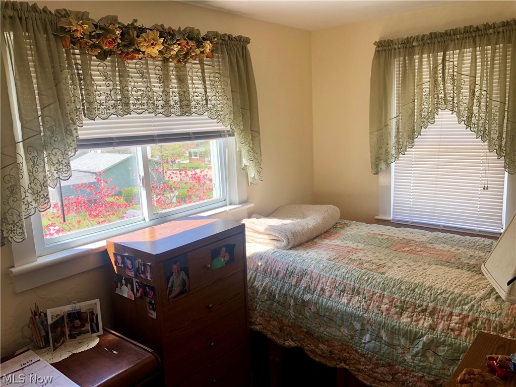 562 Brittain Road Akron, OH 44305 - Photo 12 of 16 SMALLER OF TWO GUEST BEDROOMS.