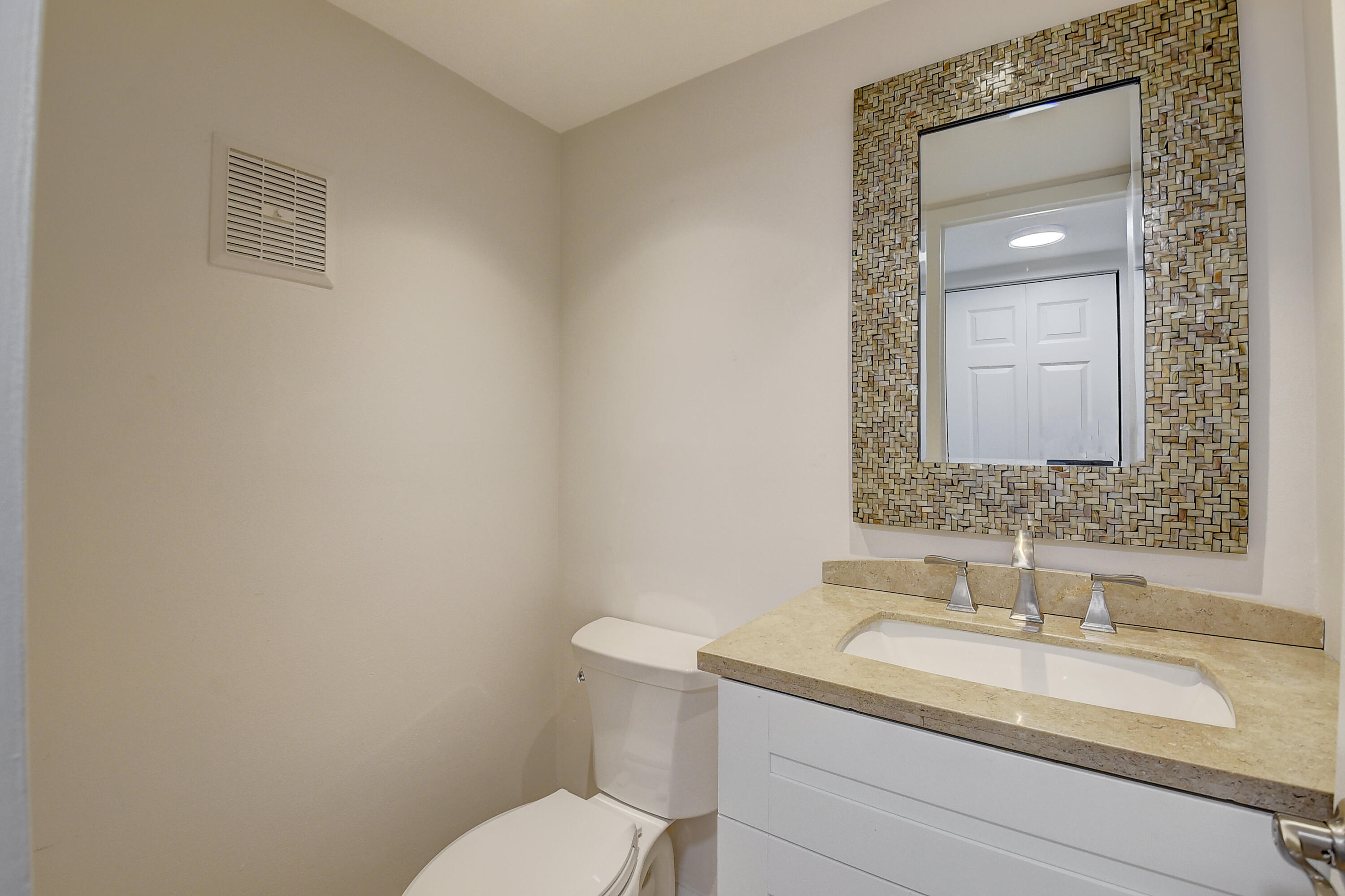 261 Preston Way, Unit G Boca Raton, FL 33434 - Photo 12 of 46 2nd half bath