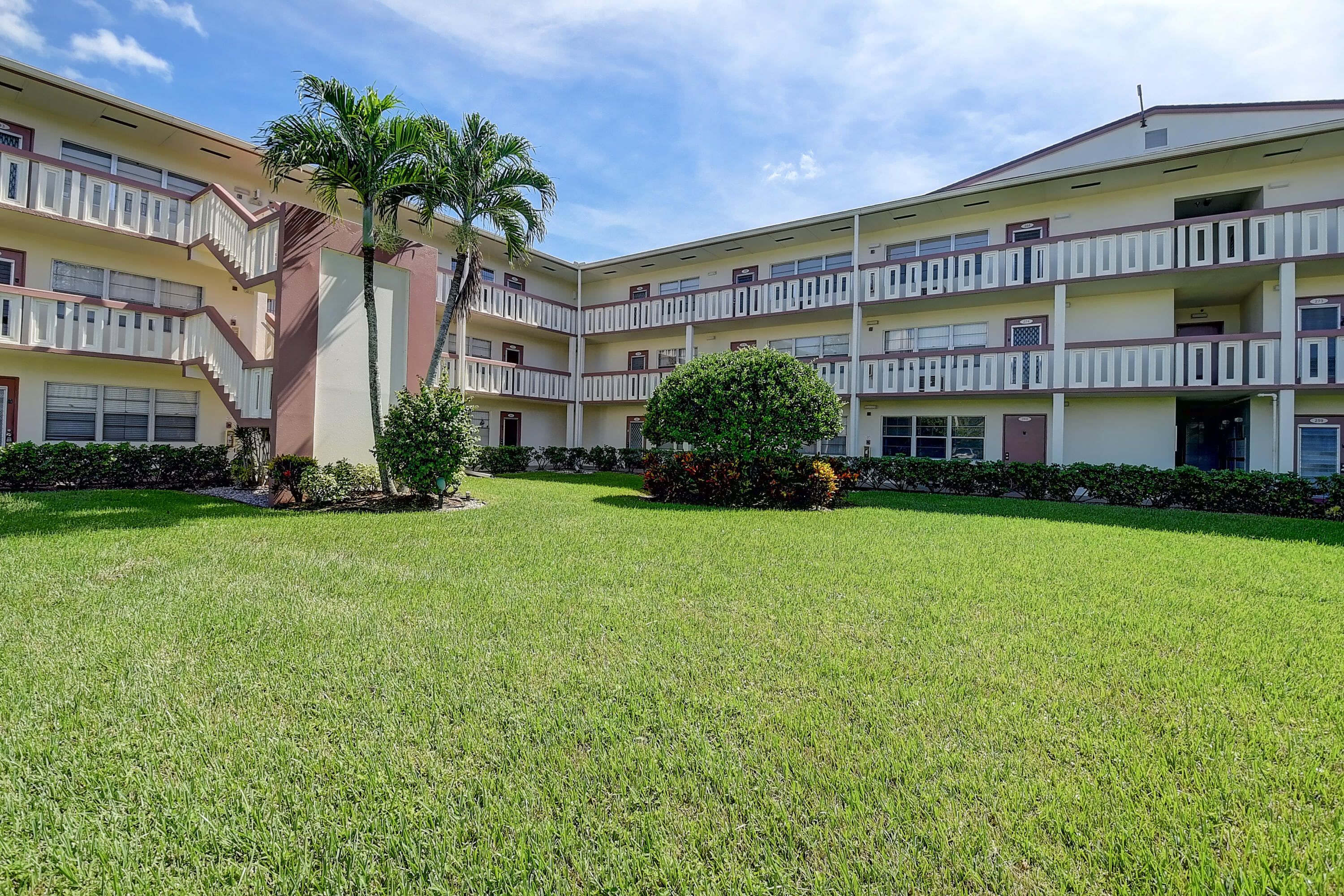 261 Preston Way, Unit G Boca Raton, FL 33434 - Photo 3 of 46 Preston G building1)