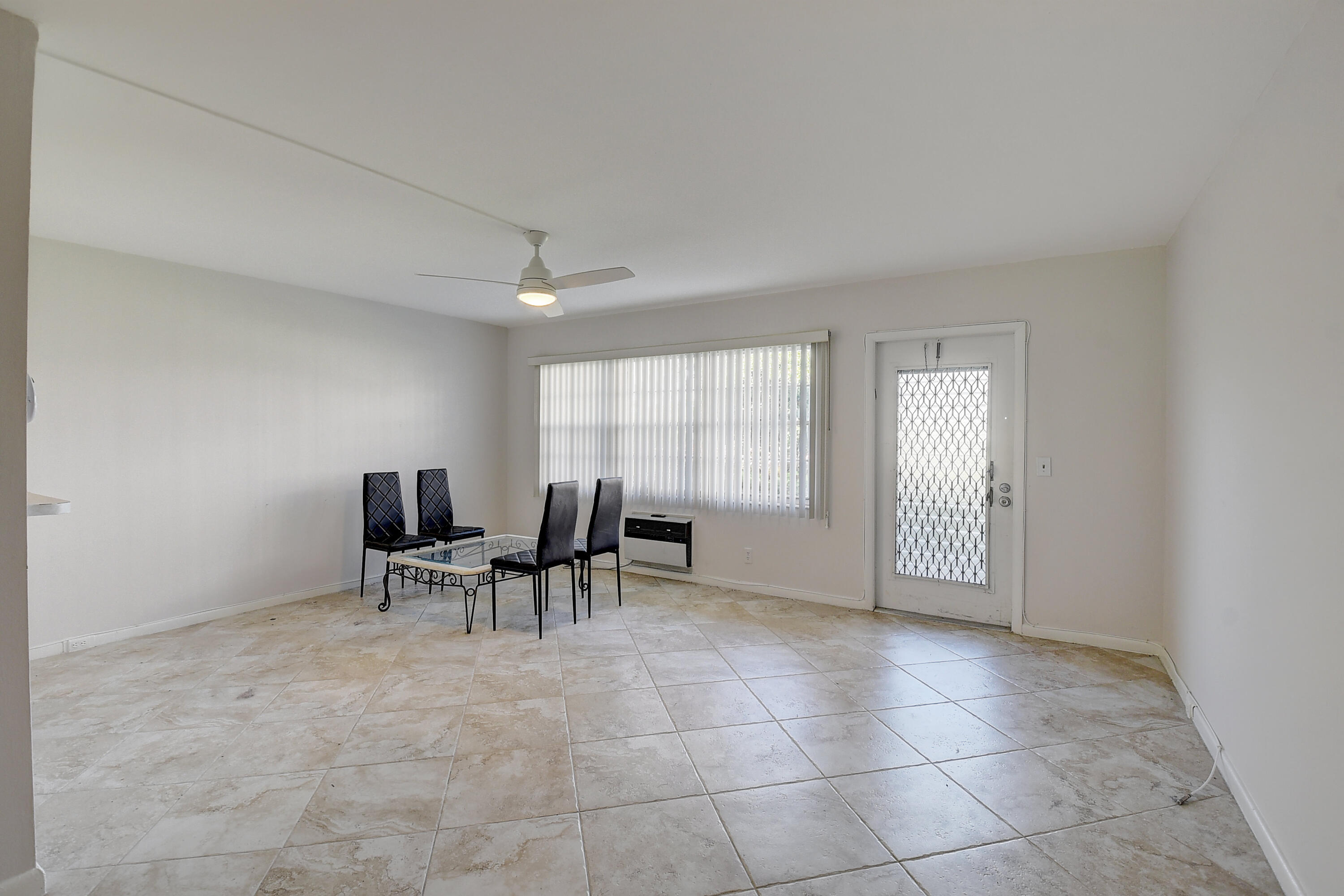 261 Preston Way, Unit G Boca Raton, FL 33434 - Photo 5 of 46 Family room