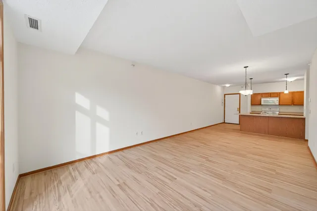 $185,000 | 1776 Maryland Avenue East, Unit 100, St. Paul, MN 55106