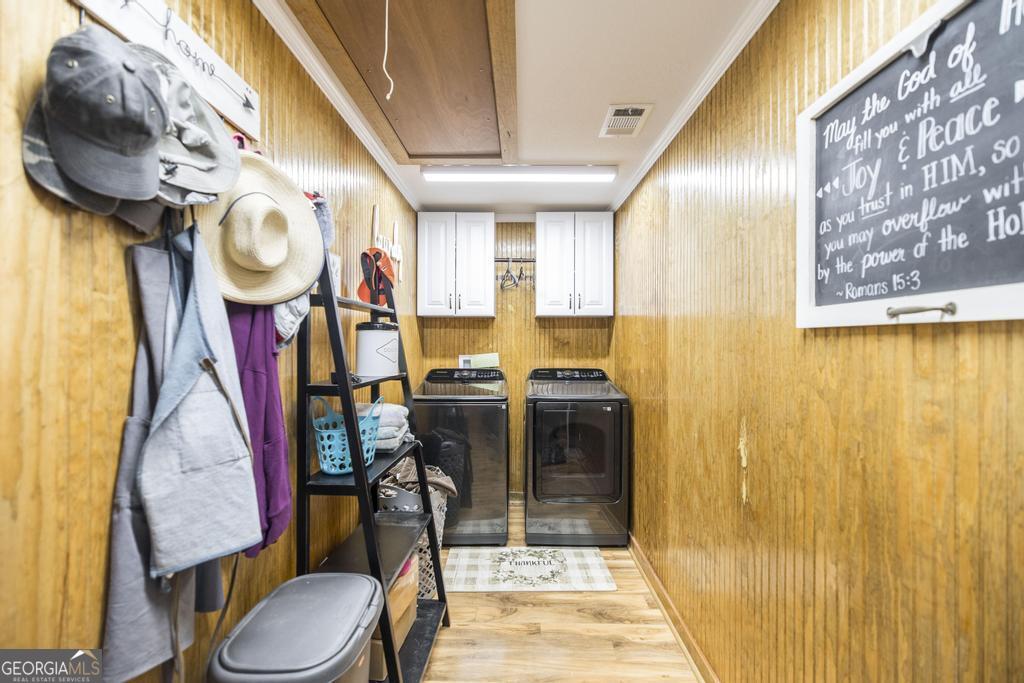177 Lovett Scott Road Adrian, GA 31002 - Photo 15 of 37 a view of a hallway with wooden furniture