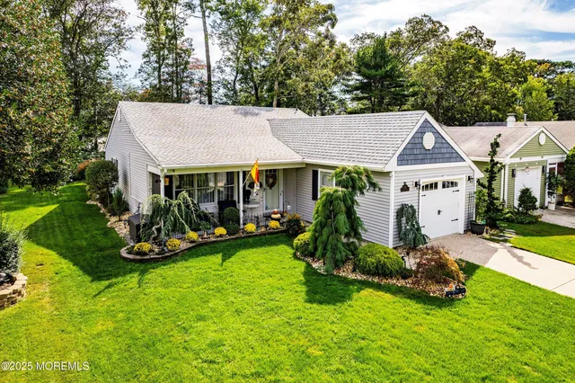 a view of a house with backyard