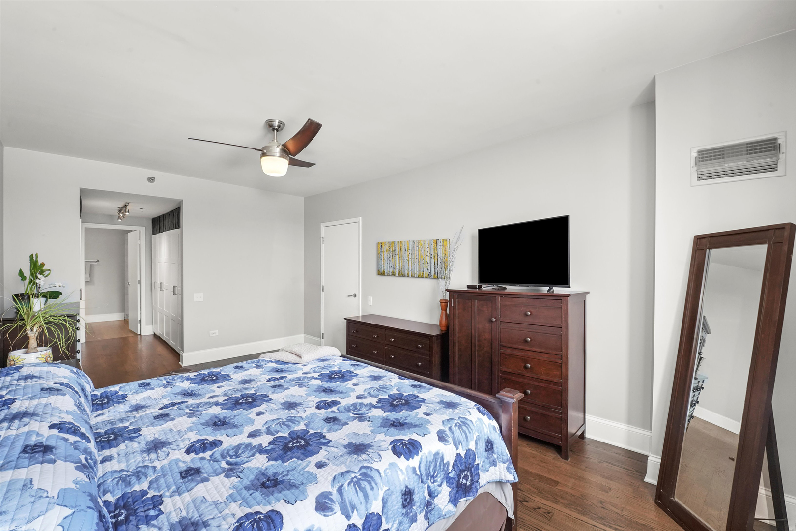 1515 South Prairie Avenue, Unit 910 Chicago, IL 60605 - Photo 15 of 32 a bedroom with a bed and a flat screen tv