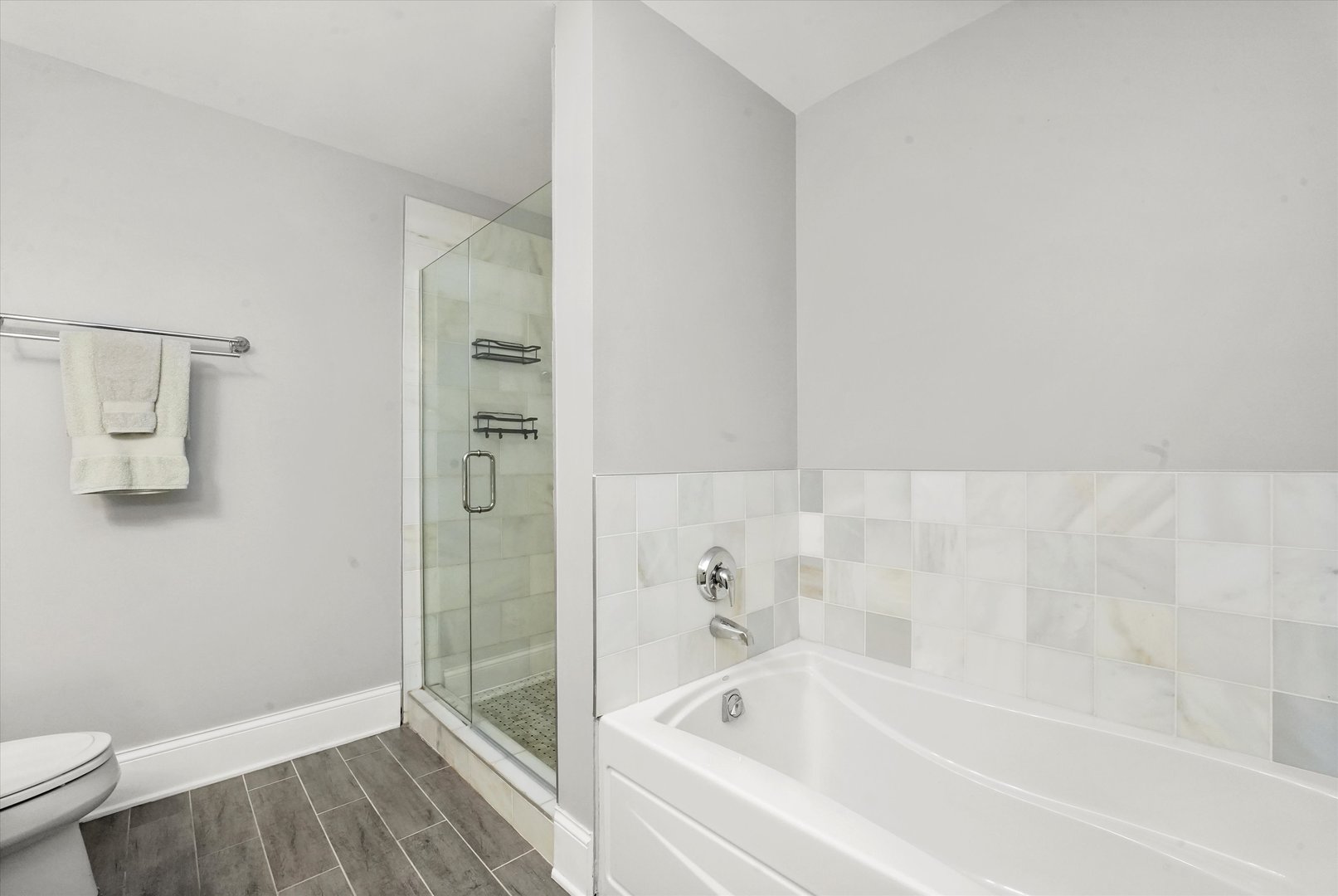 1515 South Prairie Avenue, Unit 910 Chicago, IL 60605 - Photo 17 of 32 a white bath tub sitting next to a toilet