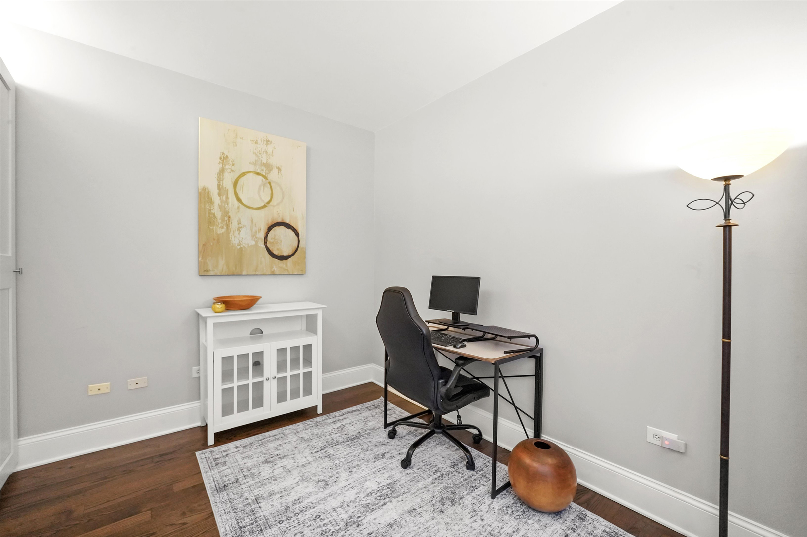 1515 South Prairie Avenue, Unit 910 Chicago, IL 60605 - Photo 18 of 32 a workspace with furniture and wooden floor