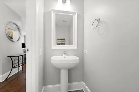 a view of entryway with livingroom