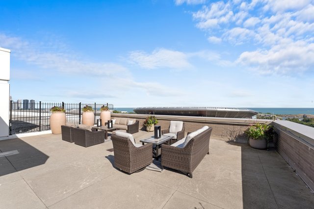 1515 South Prairie Avenue, Unit 910 Chicago, IL 60605 - Photo 26 of 32 a terrace with outdoor seating and city view