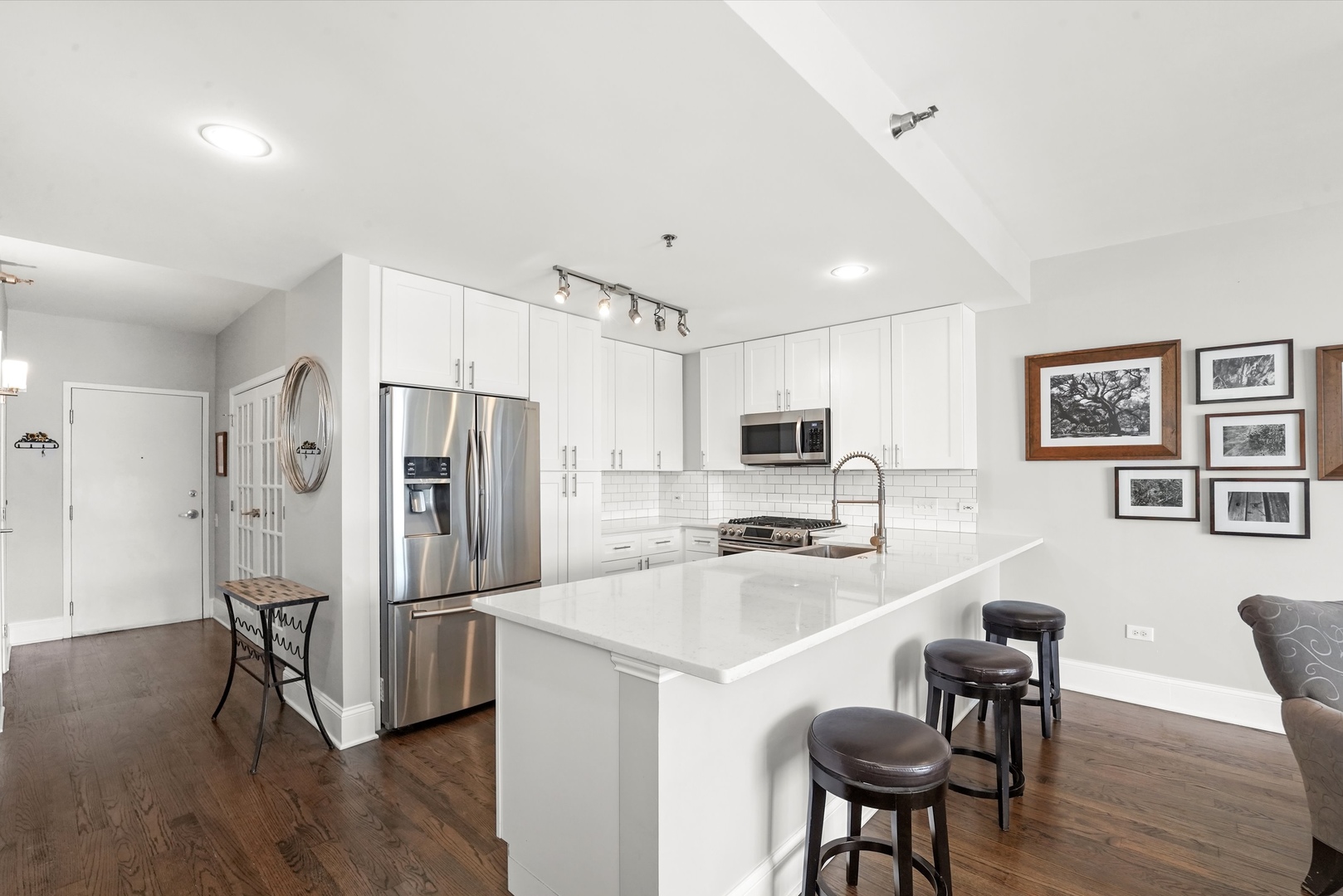 1515 South Prairie Avenue, Unit 910 Chicago, IL 60605 - Photo 6 of 32 a kitchen with stainless steel appliances a refrigerator and a stove top oven