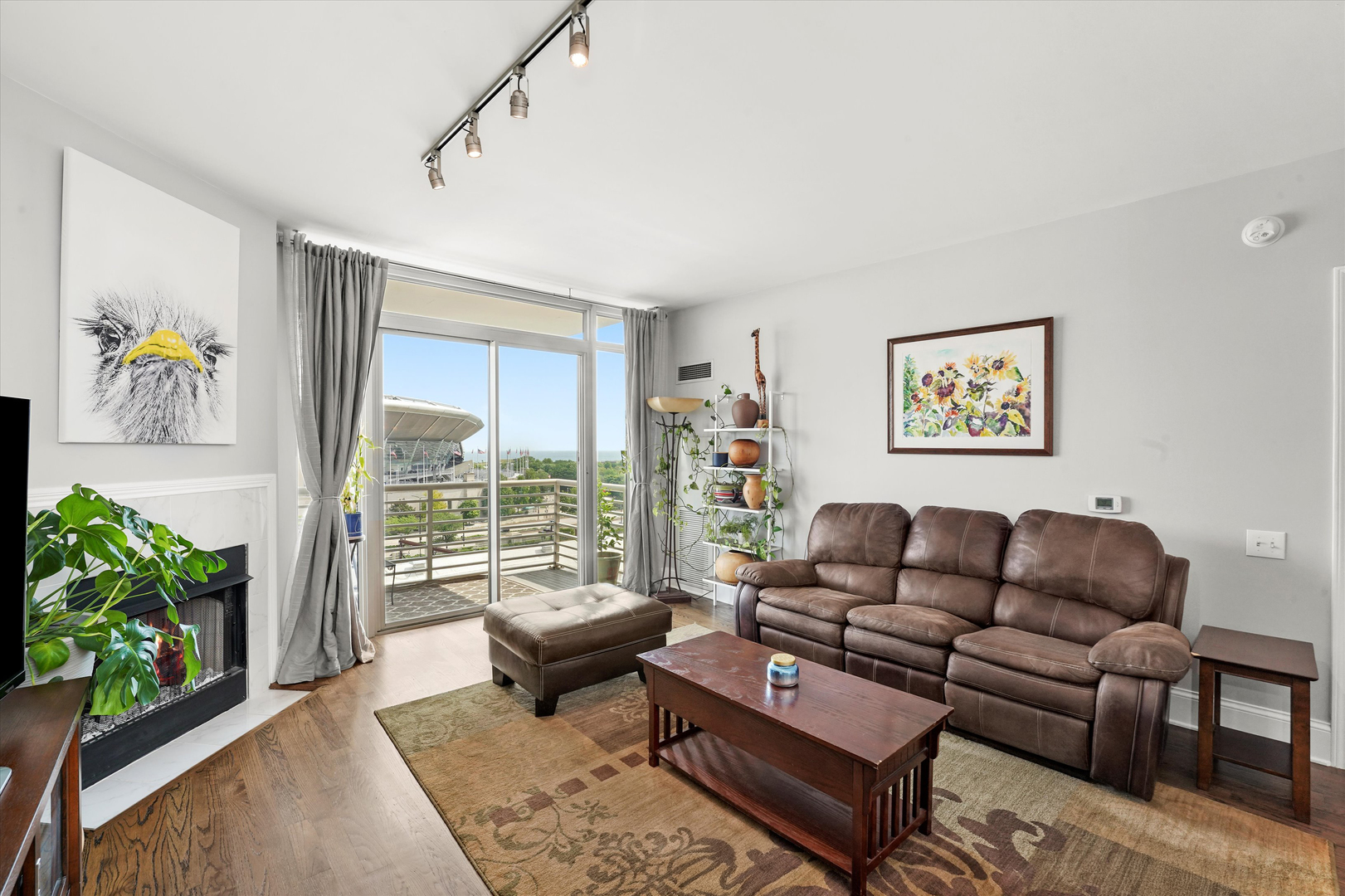 1515 South Prairie Avenue, Unit 910 Chicago, IL 60605 - Photo 8 of 32 a living room with furniture and a potted plant