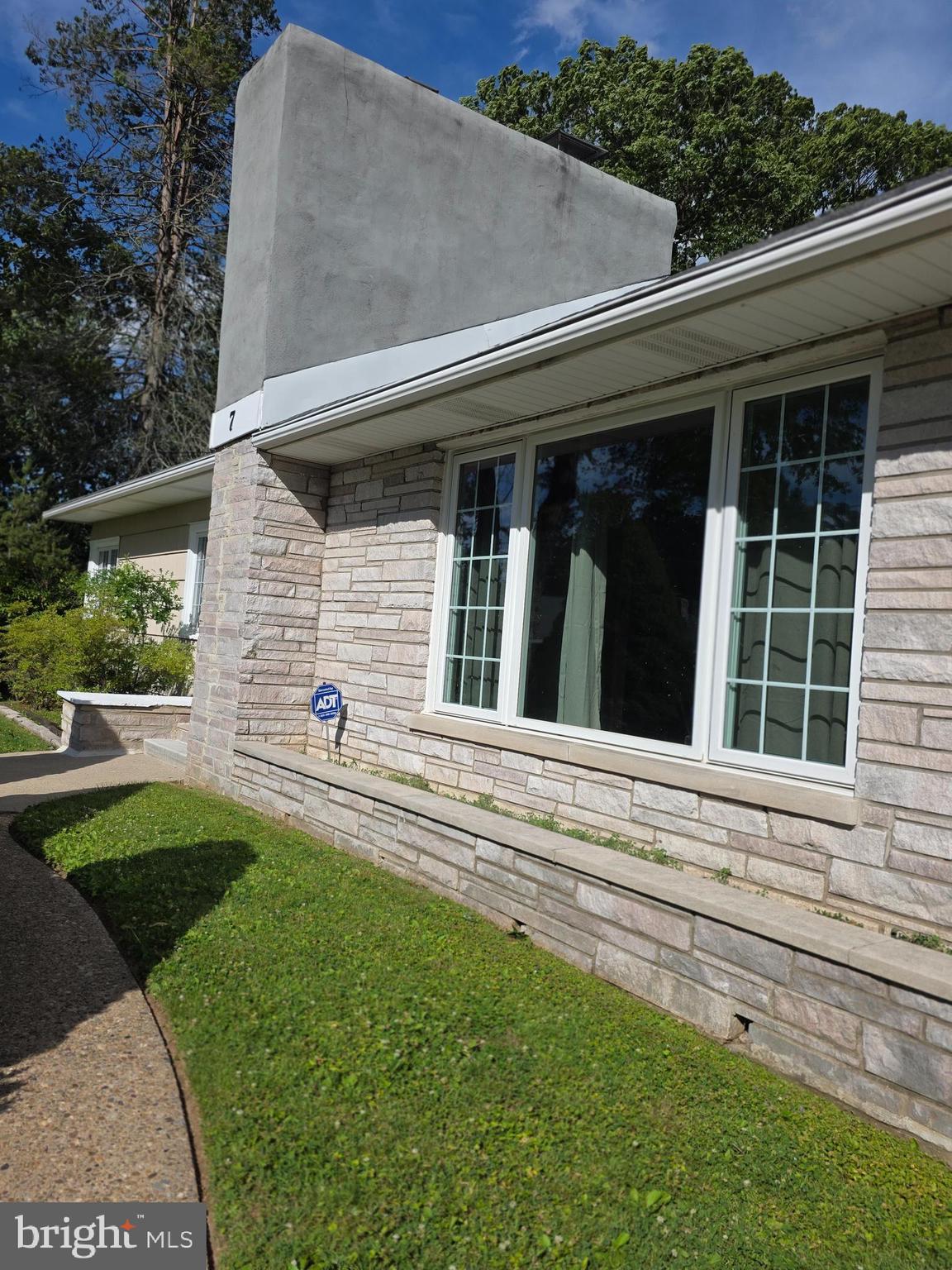 7 White Beech Court Ewing, NJ 08618 - Photo 2 of 3