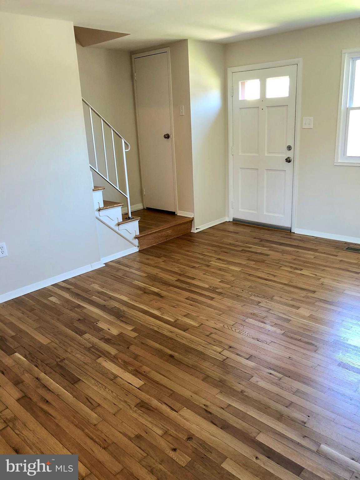702 Kingston Road Baltimore, MD 21220 - Photo 3 of 30 Living room/entry